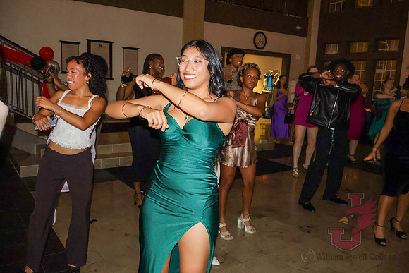 25.10.13 SLE Homecoming Met Gala 37