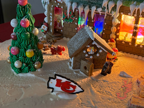 24.12.11 SPI Chef Jim Gingerbread House 6