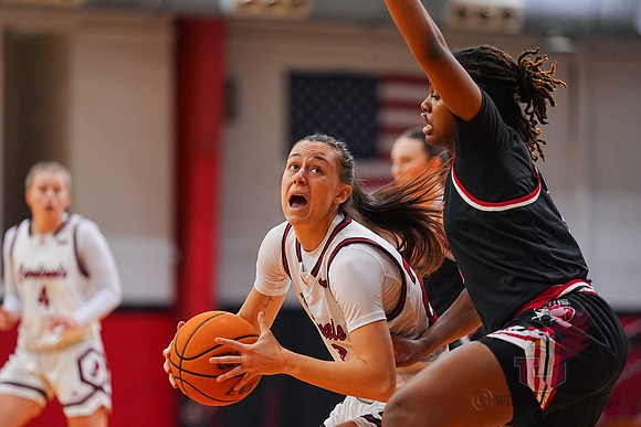 25.01.16 ATH WBB V Lewis 17