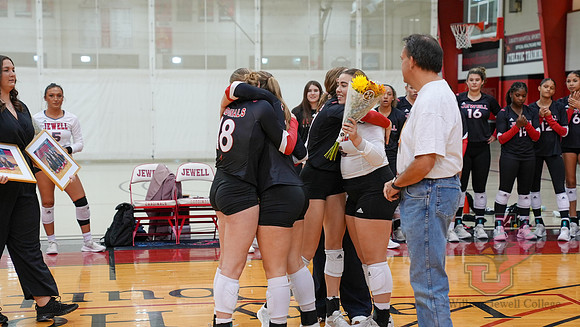 24.11.02 ATH VB Senior Day13