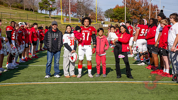 24.11.16 ATH FB Senior Day12